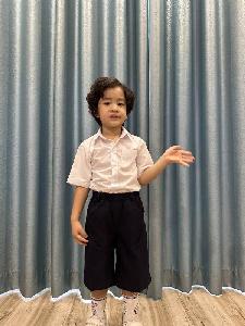 Mẫu đồng phục lớp tiểu học quần dài và váy yếm