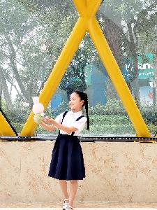 Đồng phục lớp tiểu học thun vàng có carvat