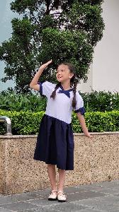 Áo thun trắng sọc vàng đồng phục học sinh tiểu học