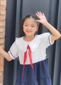 Đầm bé gái cổ tam giác xếp li đồng phục học sinh nữ